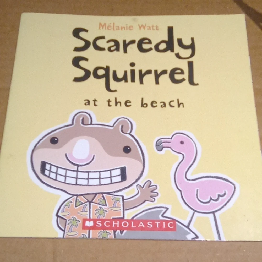 Scholastic Scaredy Squirrel at the beach 16/pgs - Picture 2 of 9